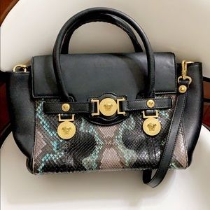 Reposhing this Gorgeous bag
